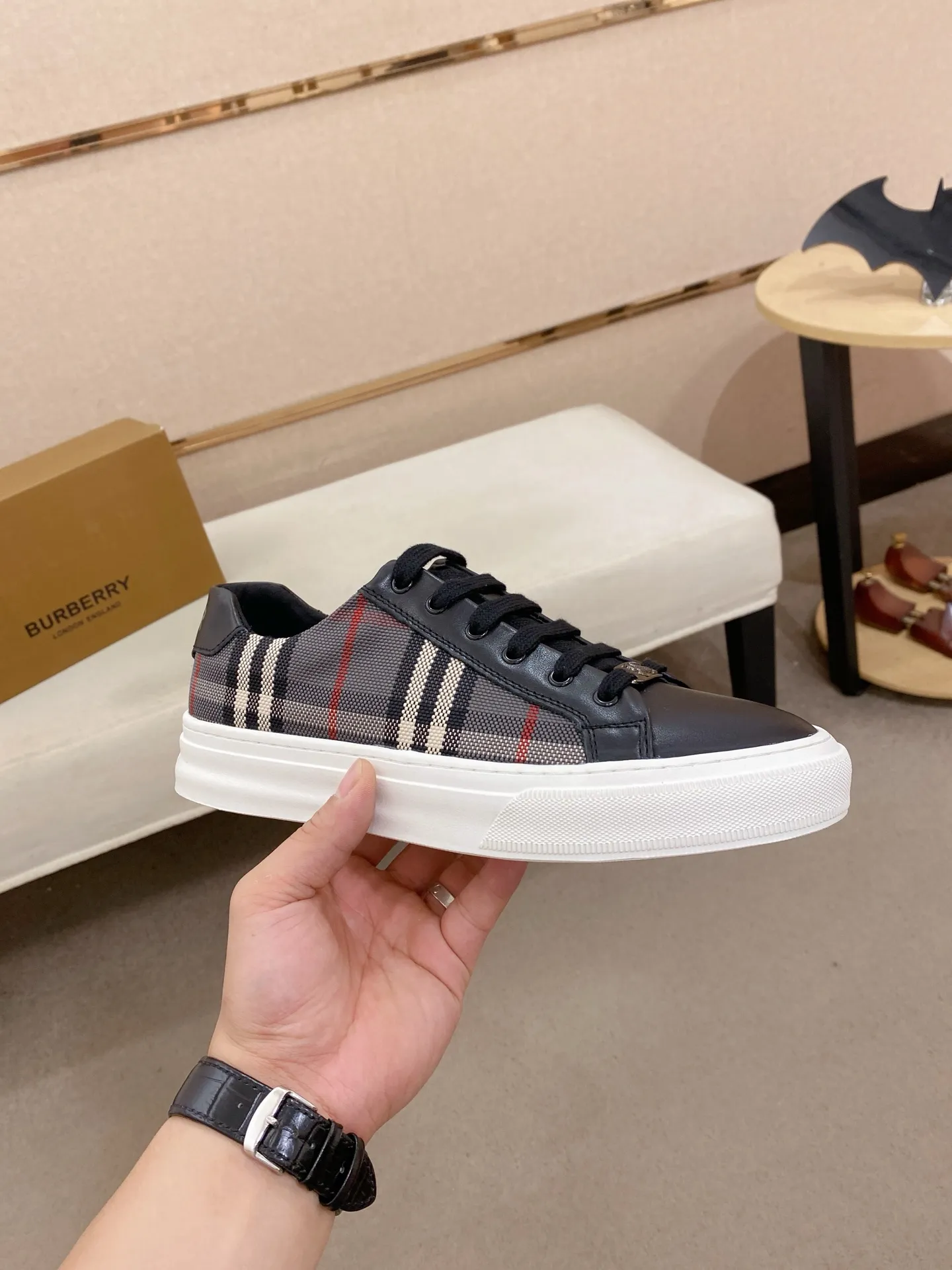 Men's shoes 💰: 400💰🇮🇹🇮🇹 Burberry top purchasing agent 🔍🔍Synchronized sale Positive code number: 38-44 Italian imported first-layer cowhide with fabric. Fully imported sheepskin lining, sole: the original sole is specially provided by the original factory, the exclusive movable molded sole is super comfortable, the original factory follows the order, 🔍🔍high quality, you can come in and out at will, welcome to compare